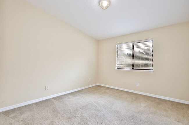 Building Photo - Cozy 2/2.5 Spacious Townhome with a Covere...