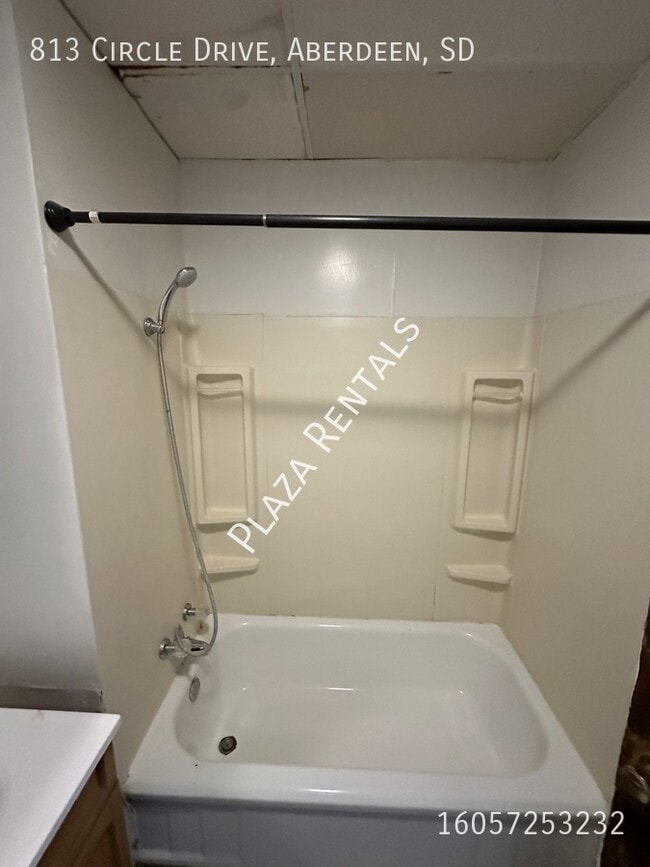 Building Photo - 19 7th Ave SE