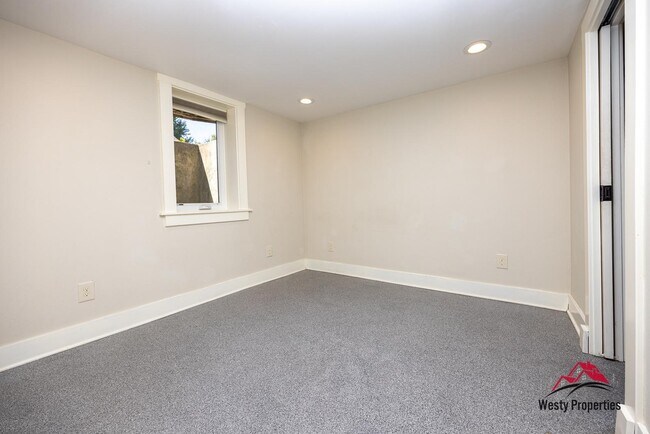 Building Photo - 4523 NE 6th Ave