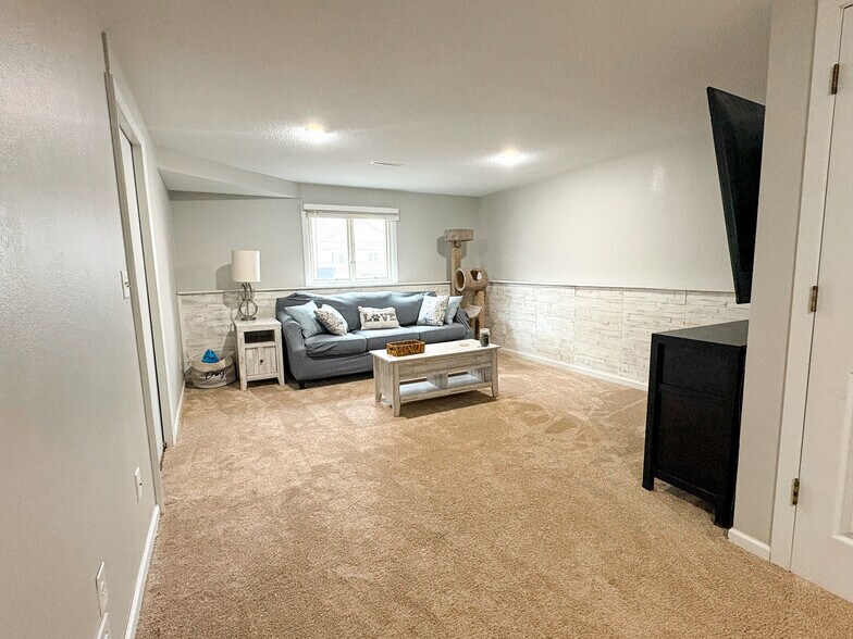 Building Photo - 2418 Marquette Dr