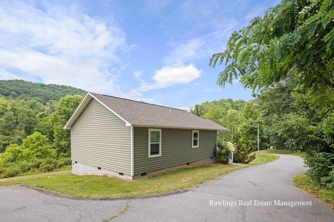 Building Photo - 328 Old Fort Rd