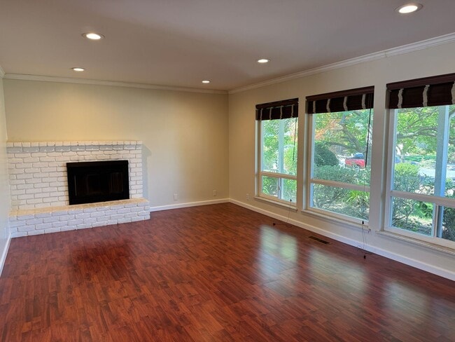 Building Photo - Charming 3 Bedroom / 2 Bathroom Home