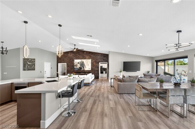 Building Photo - 363 E Robindale Rd