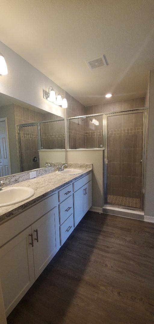 Building Photo - 4-Bedroom, 2-Bathroom in Villamar Winter Haven