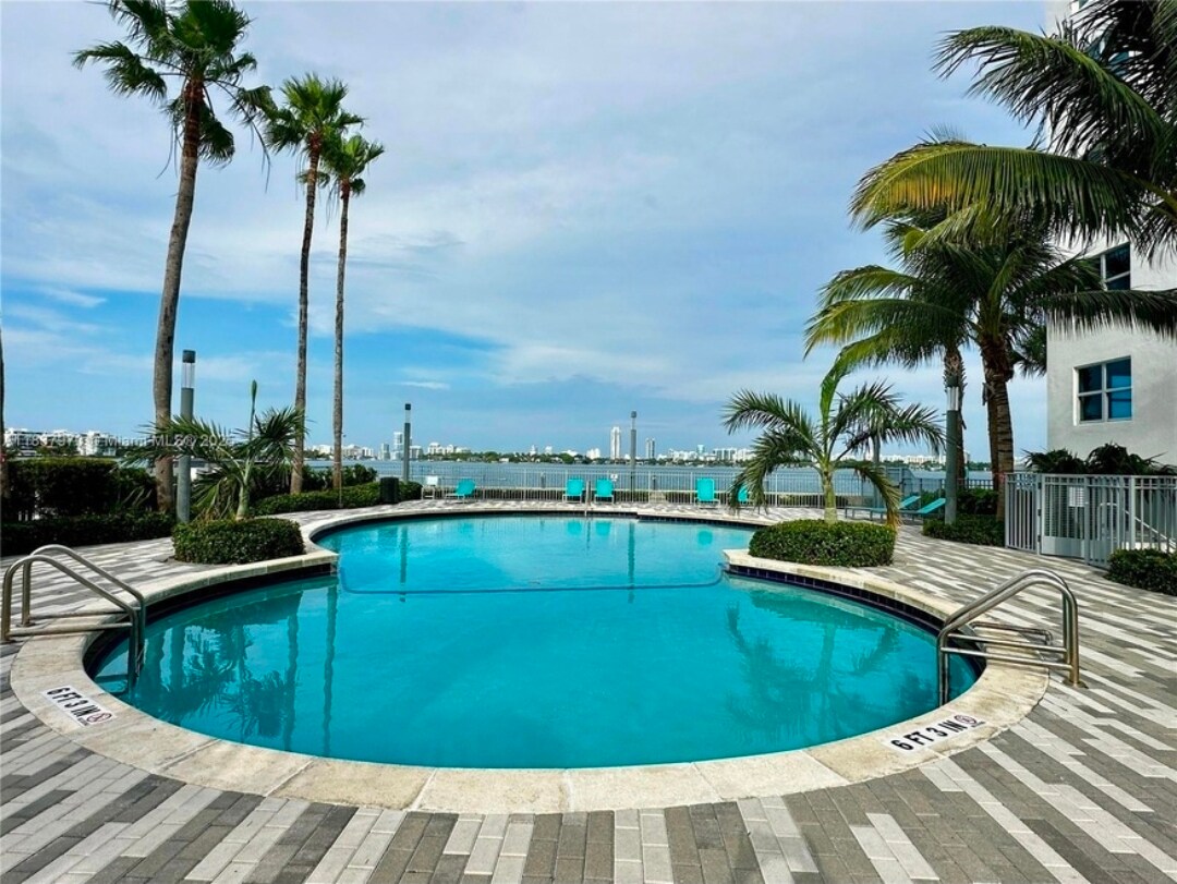 Building Photo - 7501 E Treasure Dr