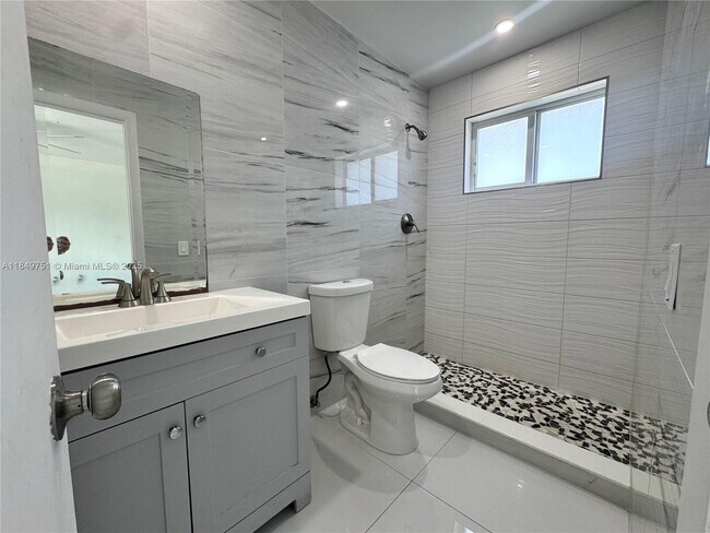 Building Photo - 250 Beacom Blvd