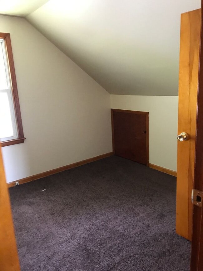 Building Photo - 4BR SINGLE FAMILY HOME, GREAT LOCATION, YARD, PARKING, BASEMENT