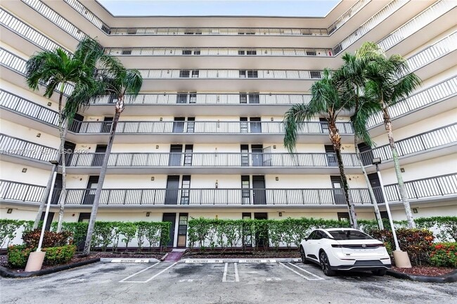Building Photo - 3301 N Country Club Dr