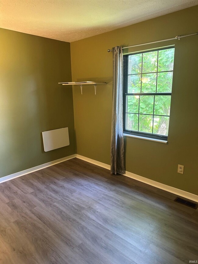 Building Photo - 562 E Graham Pl