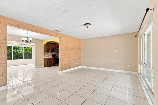 Building Photo - 2220 Desoto Dr