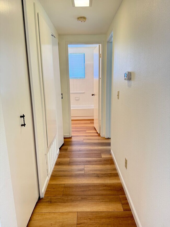 Building Photo - 2 BR 2 bath with beautiful views