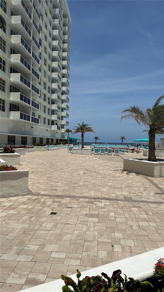 Building Photo - 3725 S Ocean Dr