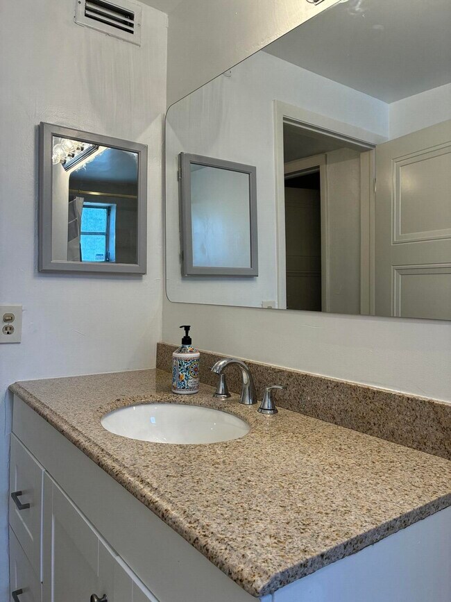 Building Photo - 9302 SW 77th Ave