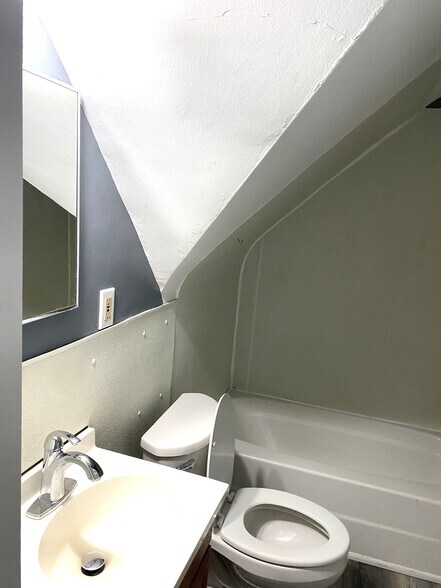 Building Photo - 923 Walnut St