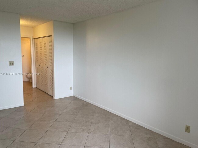 Building Photo - 2771 Riverside Dr