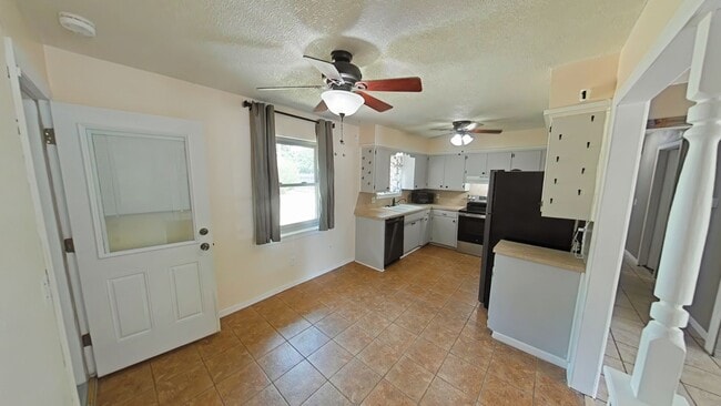 Building Photo - 3808 SE Dorchester Dr