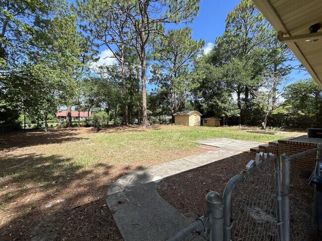 Building Photo - 203 Oak Leaf Dr