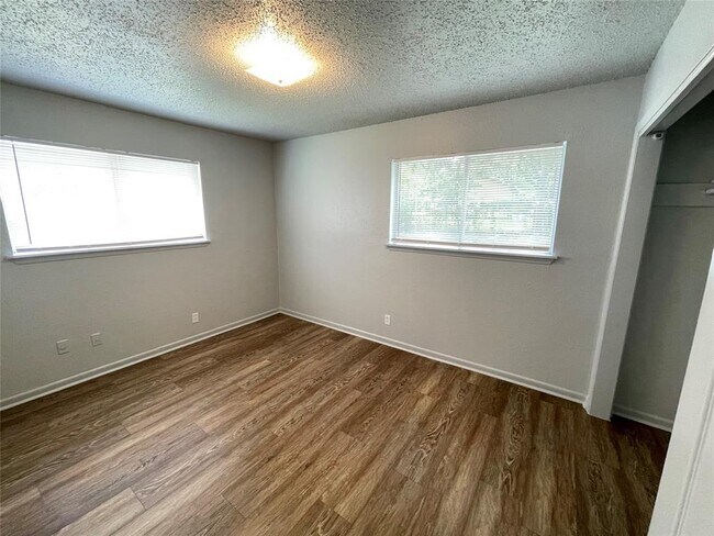 Building Photo - 5900 Glen Meadow Dr