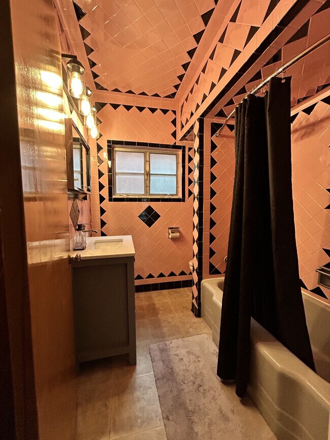 Building Photo - 248 Mansion St