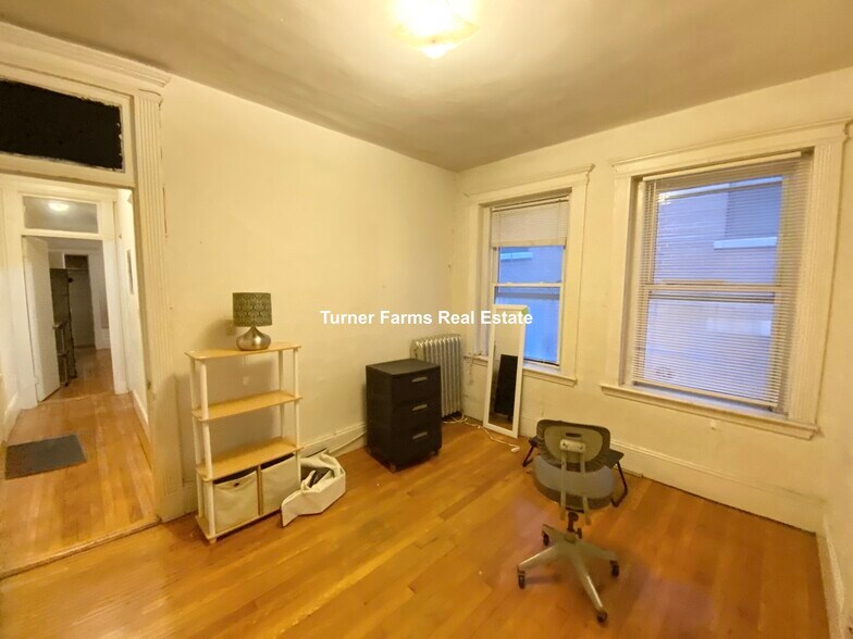 Building Photo - 465 Park Dr