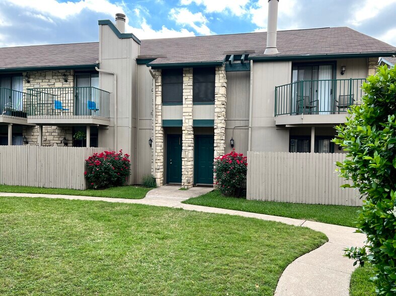 Primary Photo - Woodwillow Townhomes