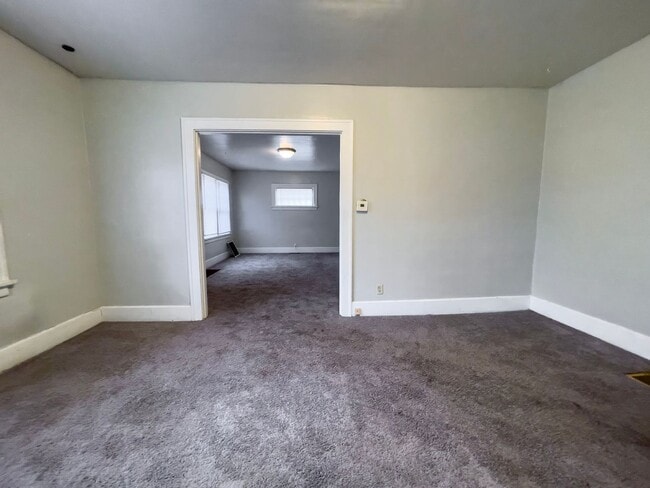 Building Photo - PRELEASING for AUGUST! Close to Campus