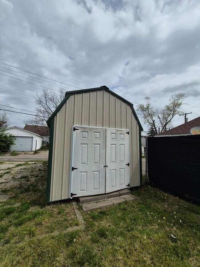 Building Photo - Get this adorable 3-bedroom 2 full bath ho...