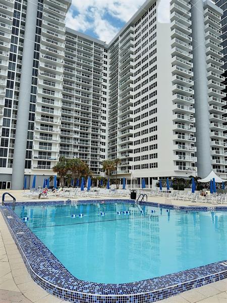 Building Photo - 2030 S Ocean Dr