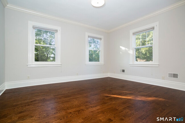 Building Photo - 309 Milbank Ave