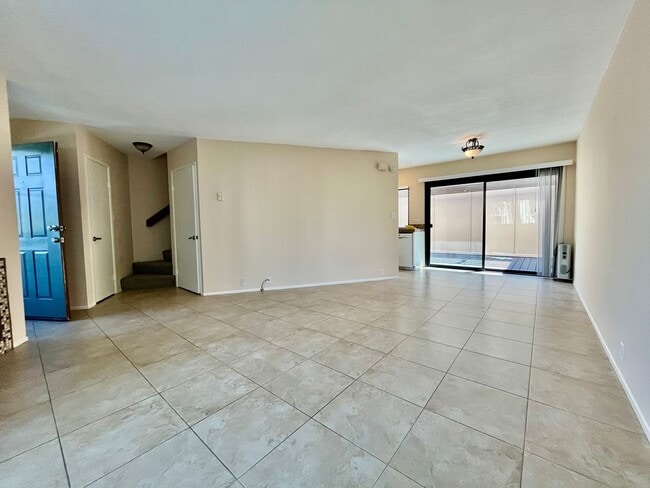 Building Photo - Beautiful 2bd/2bath townhome in La Jolla Community. Large patio.  Laundry and garage