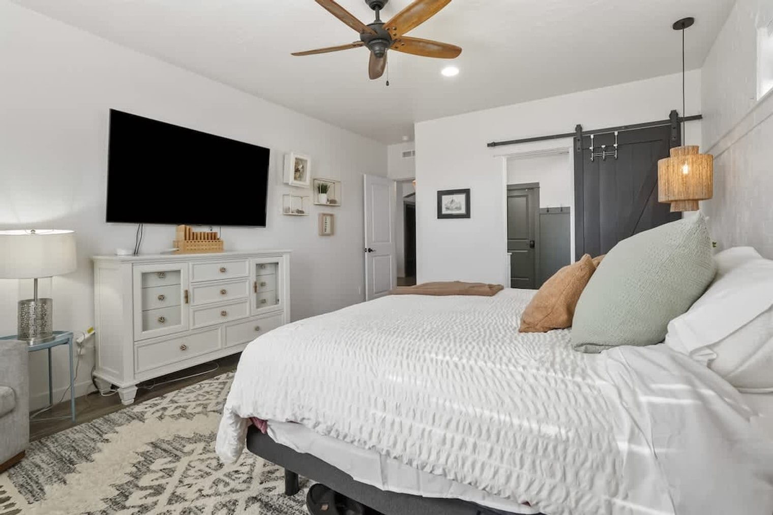 Building Photo - 304 Cliff Swallow Ave