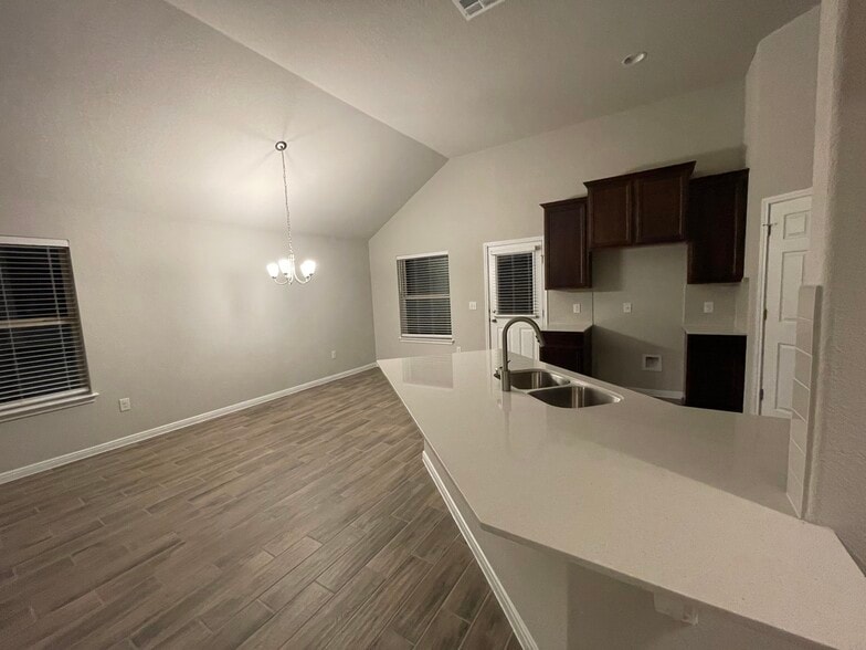 Building Photo - 300 La Joya Pass