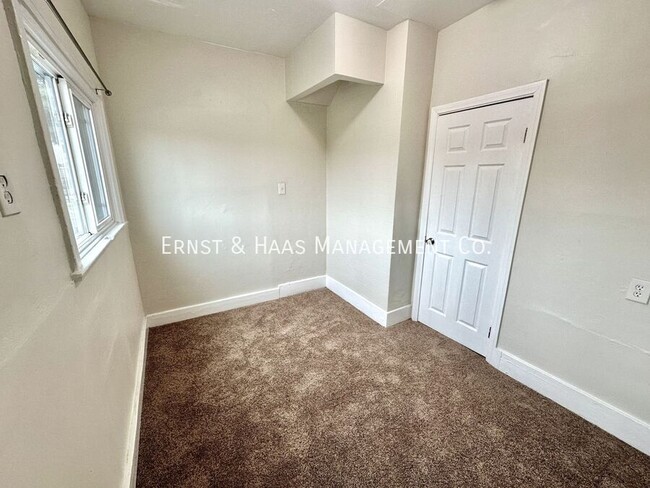 Building Photo - 702 E Burnett St