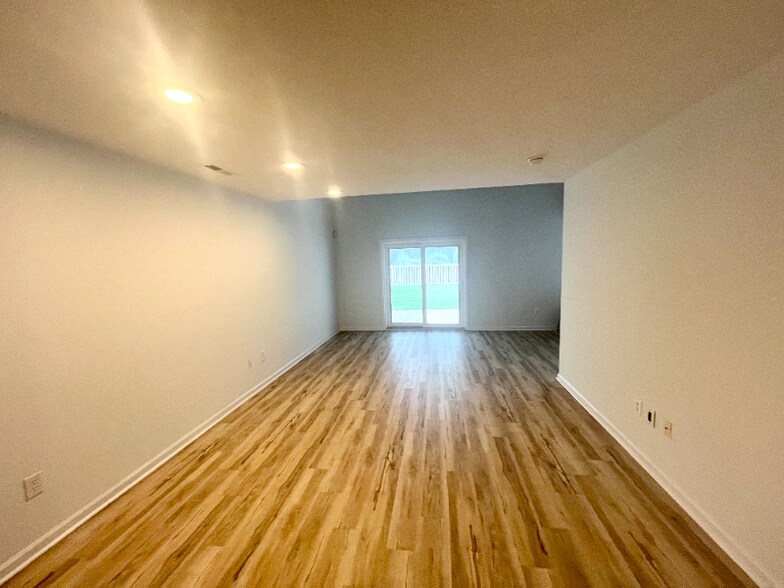 Building Photo - 473 Dandelion Ln