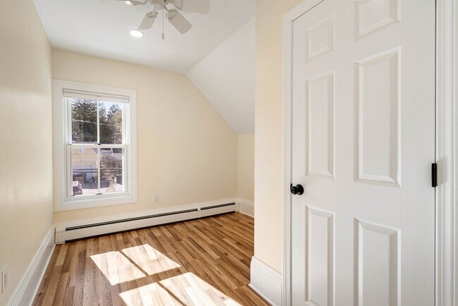 Building Photo - 16 Devens St