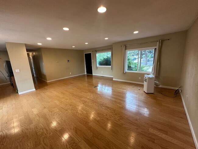 Building Photo - Great Location! Charming Ranch in University Hills- Large Lot!