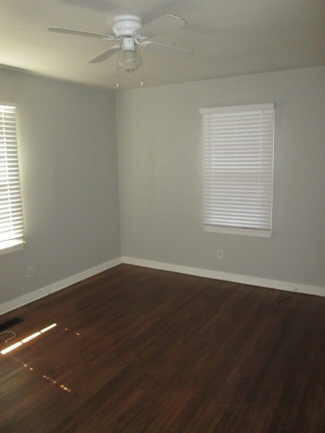Building Photo - PRELEASING Early Aug 2026 -(3) Bed/(1) Bath Close to Campus! Pet Negotiable!