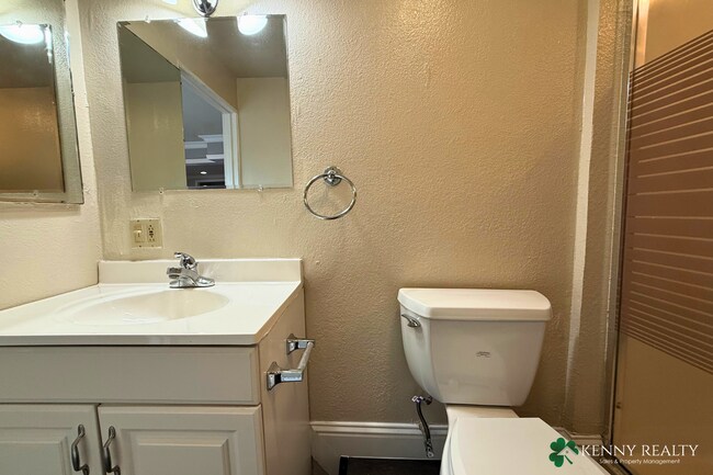 Building Photo - 424 Manor Dr