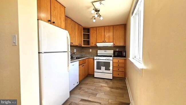 Building Photo - 2806 Ryerson Pl