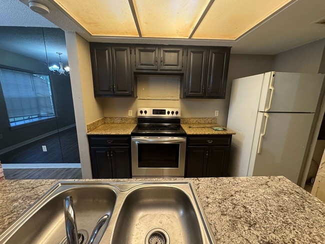 Building Photo - 2004 Greenpoint Dr