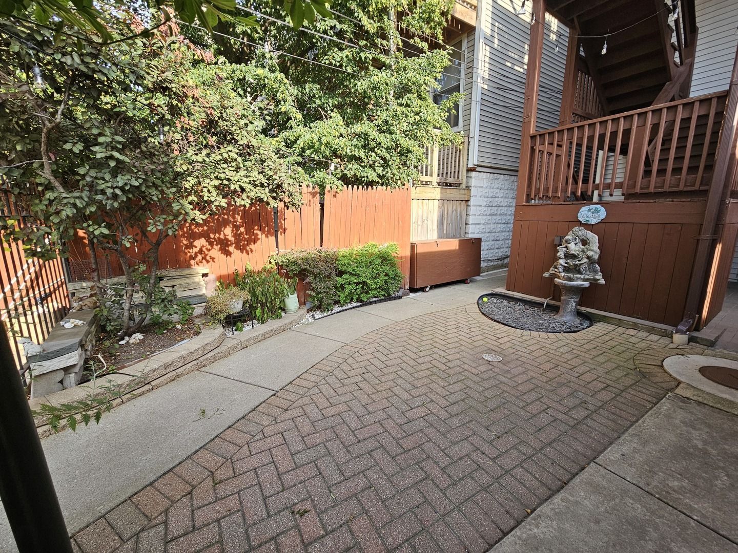 Building Photo - 1140 W Barry Ave