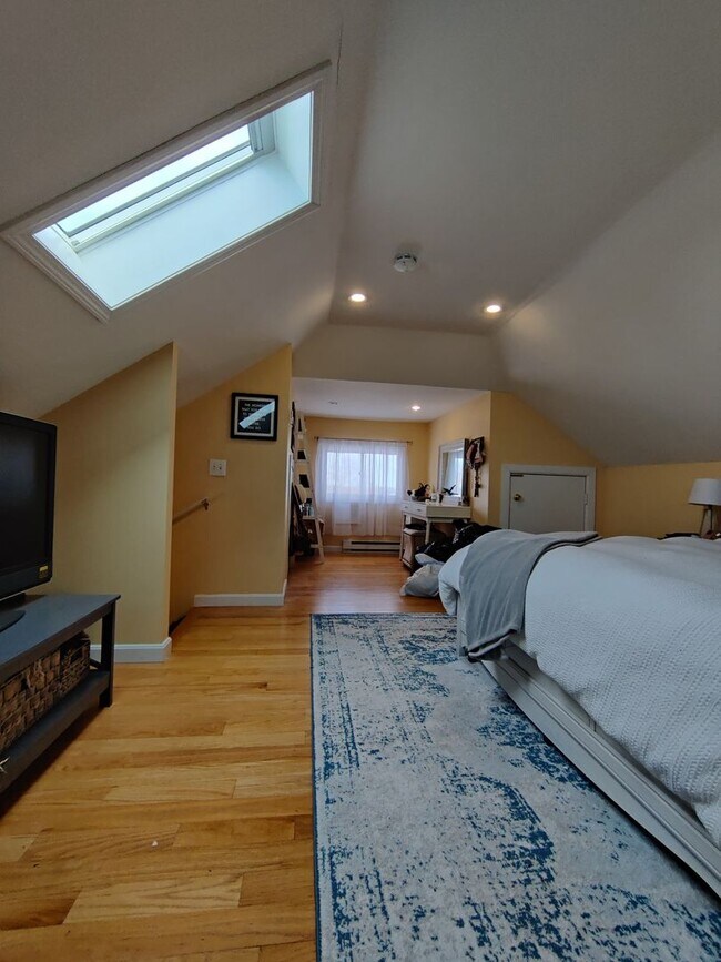 Building Photo - No Brokers Fee, Large Fully Renovated Unit in Oak Sq. Free Laundry, Backyard, Patio, Parking Incl...