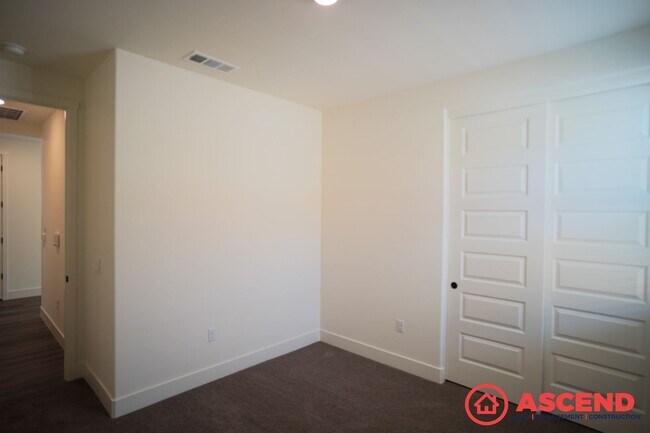 Building Photo - Southwest Home with Solar!