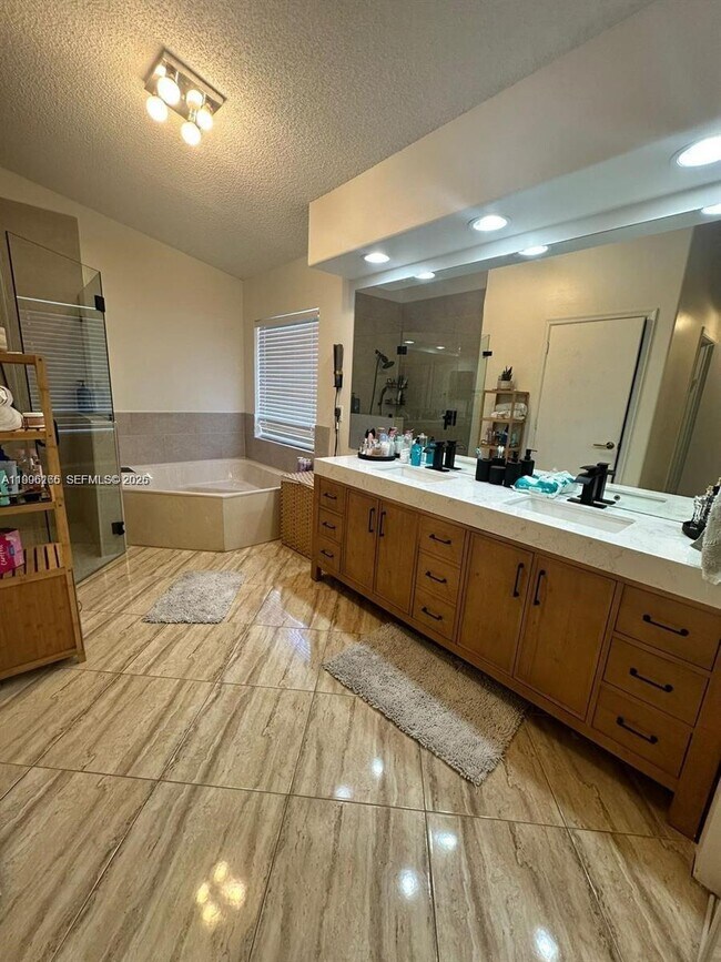 Building Photo - 4938 SW 33rd Way