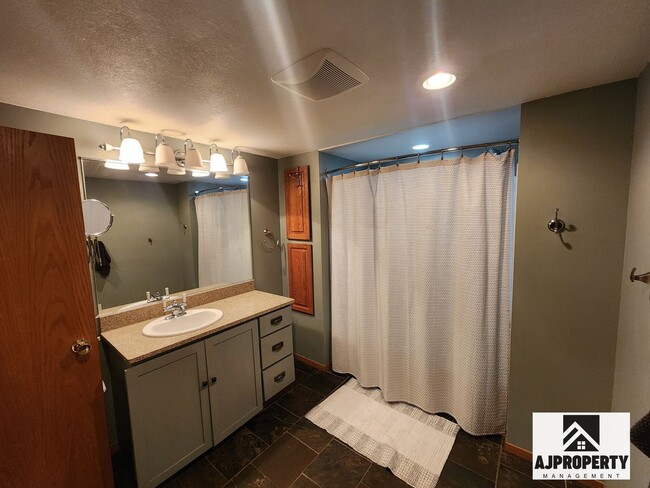 Building Photo - Charming 3/2 near McKennan Park