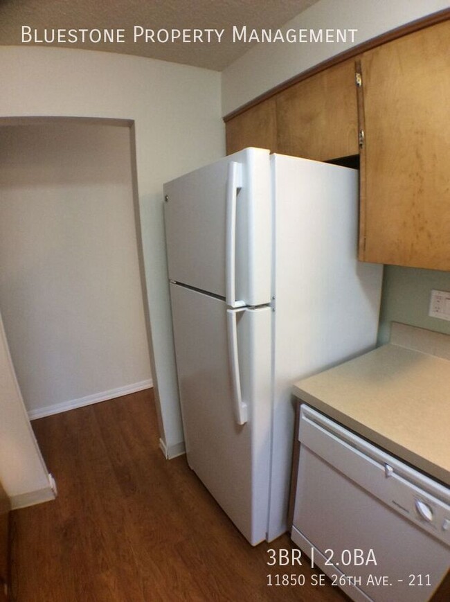 Building Photo - 2nd Floor 3 bedroom/2 bath.  Available app...