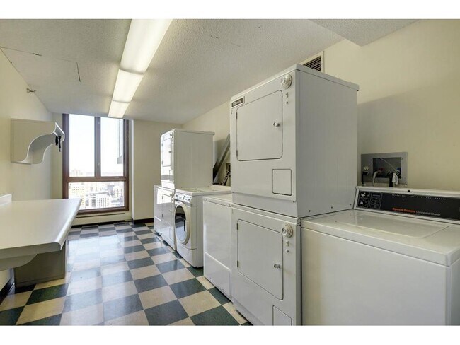 Building Photo - 433 S 7th St