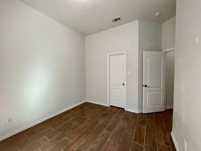 Building Photo - Gorgeous 4-bedroom home!
