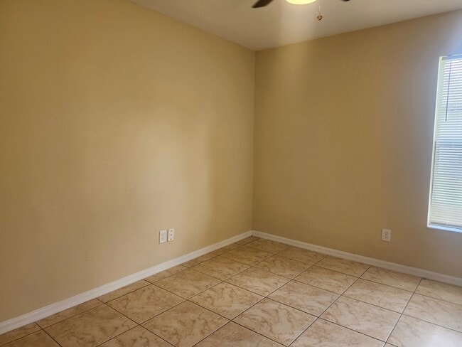 Building Photo - 3 bedroom 2 bath 1 car garage duplex