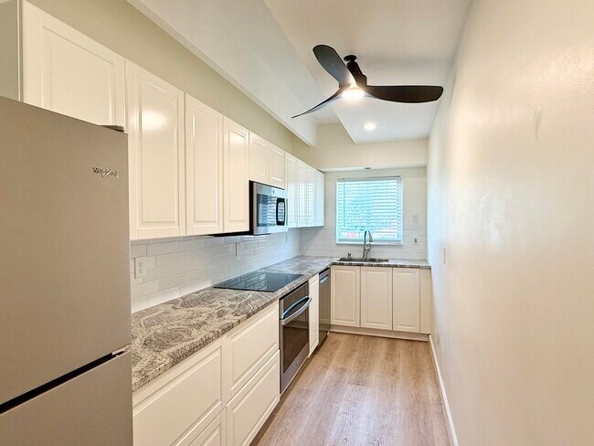 Building Photo - 1520 S Lake Dr
